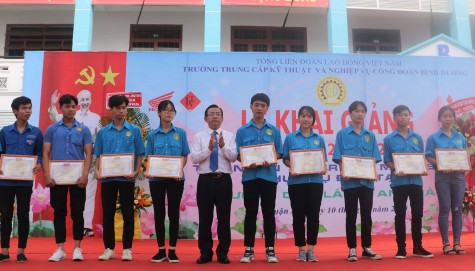 Khai giảng năm học mới cho lao động học nghề