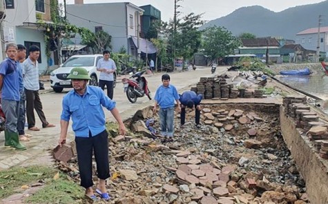 Áp thấp nhiệt đới tiếp tục gây mưa lớn ở các tỉnh miền trung