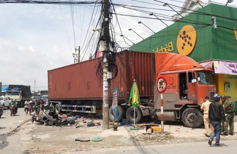 Container lao vào cột đèn, nhiều người may mắn thoát chết