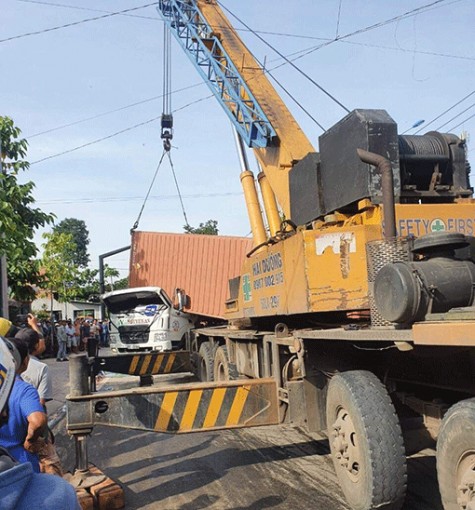 Thùng container lật đè cabin khiến tài xế tử vong