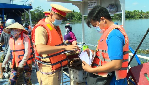 Cao điểm mùa mưa: Cần cẩn trọng khi đi đò ngang