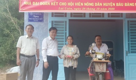 Trao nhà Đại đoàn kết cho hội viên hội nông dân