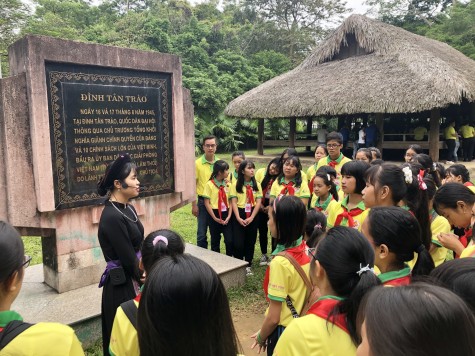 Đoàn đại biểu cháu ngoan Bác Hồ tỉnh tham quan, tìm hiểu lịch sử đình Tân Trào