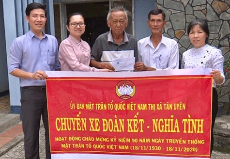 Ủy ban MTTQ Việt Nam TX.Tân Uyên: Tổ chức chuyến xe đoàn kết - nghĩa tình