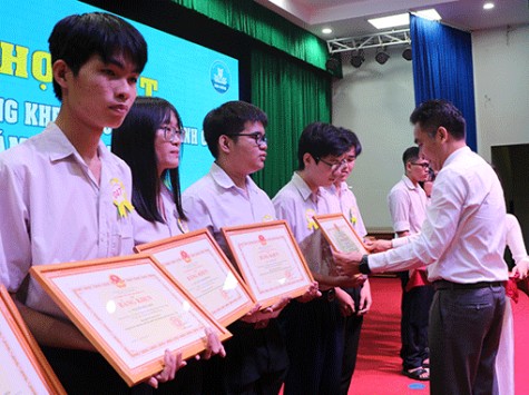 Tuyên dương, khen thưởng học sinh giỏi năm học 2019-2020