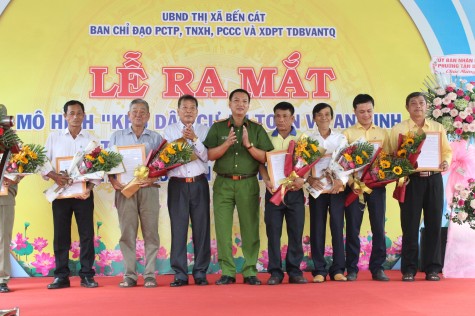 TX.Bến Cát: Ra mắt mô hình “Khu dân cư an toàn về an ninh trật tự và phòng cháy chữa cháy”