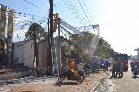 Khẩn trương khắc phục sự cố cháy trụ điện