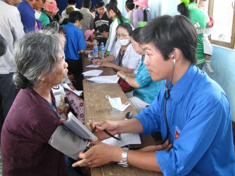 Quan tâm hỗ trợ y tế cho bệnh nhân nghèo