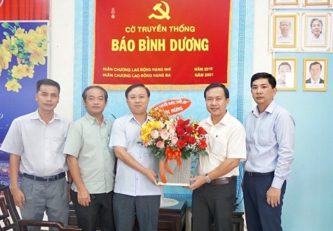 Ban Tuyên giáo Tỉnh ủy thăm và chúc mừng Báo Bình Dương nhân dịp kỷ niệm 44 năm thành lập