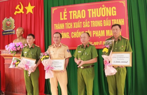 Công an tỉnh khen thưởng các tập thể trong vụ triệt xóa tụ điểm sản xuất ma túy