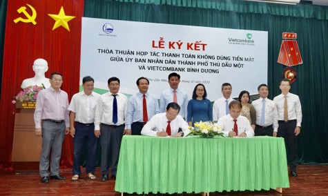 Vietcombank Bình Dương và UBND TP.Thủ Dầu Một hợp tác thanh toán không dùng tiền mặt