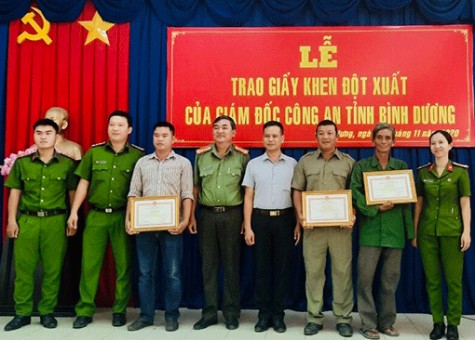 TX.Tân Uyên: Khen thưởng quần chúng tham gia bắt tội phạm