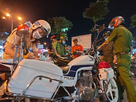 Lên mạng rủ nhau “đi bão”