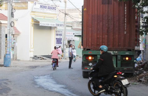 Cần xử lý xe container vô tư chạy vào hẻm