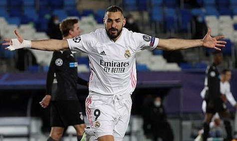 Benzema đưa Real vào vòng 1/8 Champions League