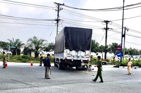 Xe máy tông vào xe tải đang ôm cua, nam thanh niên tử vong