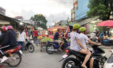 Người dân đề nghị xử lý tình trạng chiếm dụng lòng đường “họp chợ”