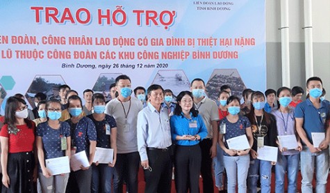 Trao tiền hỗ trợ công nhân lao động bị ảnh hưởng do bão lũ