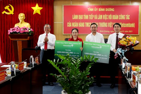 Vietcombank trao tặng 2 tỷ đồng hỗ trợ người có hoàn cảnh khó khăn, công nhân lao động