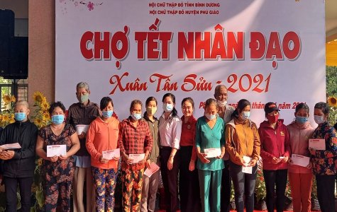 Chợ Tết nhân đạo và trao quà cho hộ nghèo, người mù