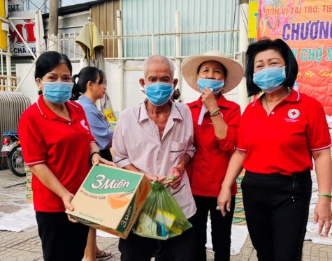 Hội Chữ thập đỏ các cấp: Trao tặng thêm nhiều phần quà tết cho người nghèo