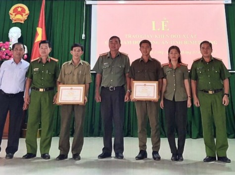 Khen thưởng cá nhân có thành tích trong phong trào bảo vệ an ninh Tổ quốc