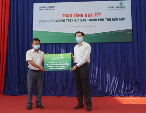 Vietcombank Bình Dương mang “mùa xuân ấm áp” đến với người khó khăn