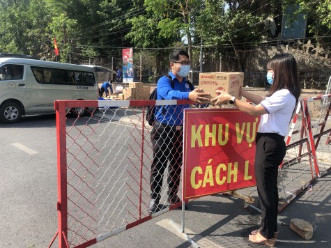 Tặng quà các khu cách ly, cựu thanh niên xung phong có hoàn cảnh khó khăn