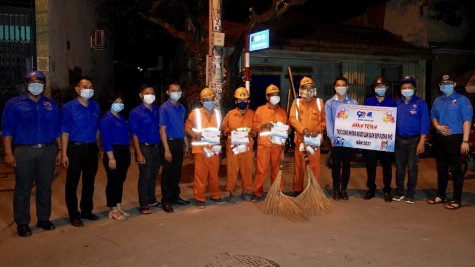 Thành đoàn Dĩ An tổ chức hành trình “Thức cùng những người làm sạch đẹp đường phố”