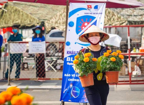 Người dân khu phong tỏa đón tết “đặc biệt” nhưng không kém phần ấm áp