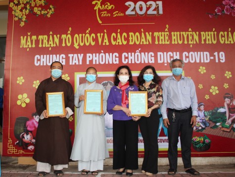 Trao quà tết cho bà con các khu phong tỏa, cách ly ở huyện Phú Giáo