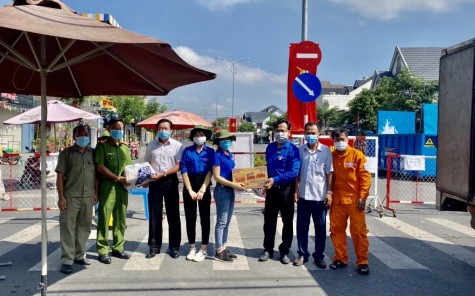 Ngành điện lực Bình Dương: Trao hàng hóa hỗ trợ khu cách ly ở các địa phương