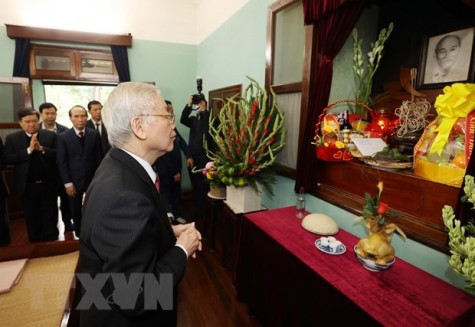 Tổng Bí thư, Chủ tịch nước dâng hương tưởng niệm Chủ tịch Hồ Chí Minh