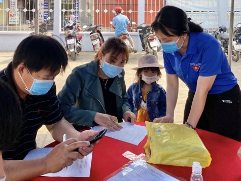 TP.Dĩ An: Đoàn viên thanh niên hỗ trợ người dân khai báo y tế