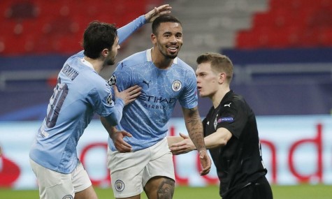 Man City đặt một chân vào tứ kết Champions League