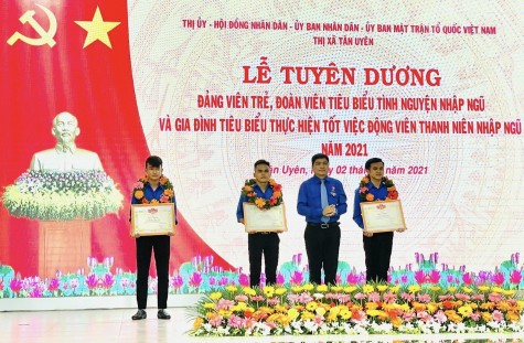 Các địa phương tuyên dương thanh niên nhập ngũ