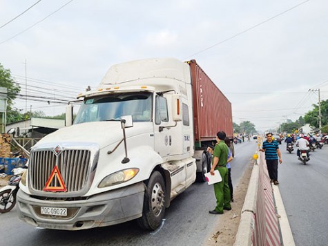 Trèo qua dải phân cách, người phụ nữ bị xe container tông chết tại chỗ