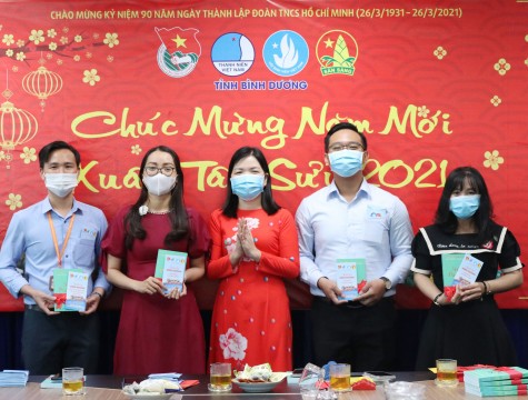 Tặng sách thay hoa - Khơi nguồn tri thức