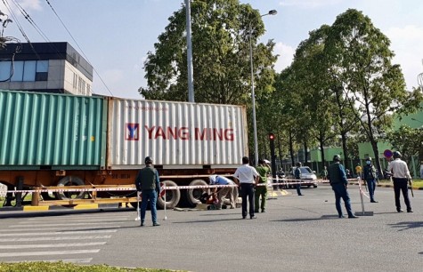 Nhân viên siêu thị đi làm ngày đầu bị xe container cán tử vong