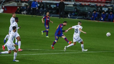 Messi lập cú đúp bằng sút xa