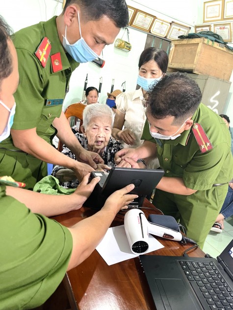 Cấp thẻ căn cước công dân có gắn chíp điện tử: Ưu tiên cho người già, người khuyết tật