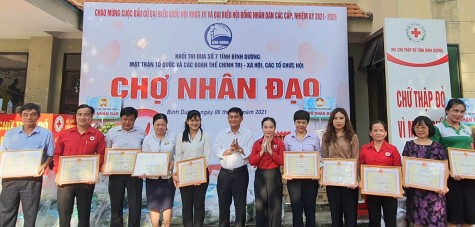 Phiên “Chợ nhân đạo” giúp người khó khăn hơn 650 triệu đồng