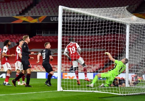 Arsenal tự làm khó ở Europa League