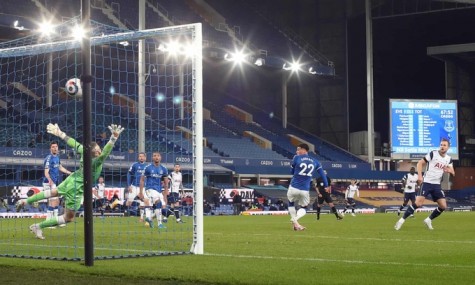 Kane cứu Tottenham thoát thua Everton