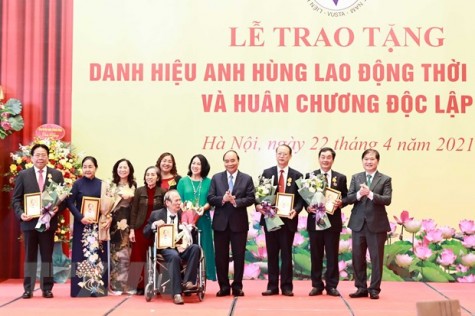 Chủ tịch nước trao tặng nhiều danh hiệu cao quý cho các nhà khoa học