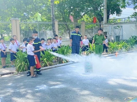 Hội đồng Đội TP.Dĩ An: Tổ chức chương trình “Một ngày em làm chiến sĩ phòng cháy chữa cháy”