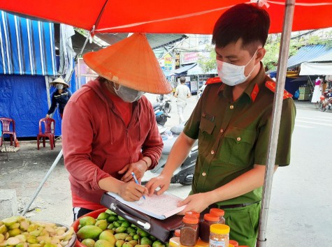 Xử phạt người dân không đeo khẩu trang nơi công cộng