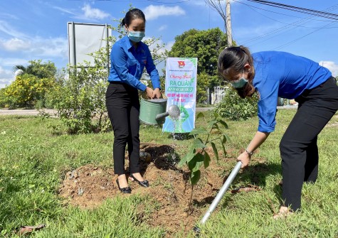 Khánh thành sân chơi thiếu nhi và phát động trồng cây