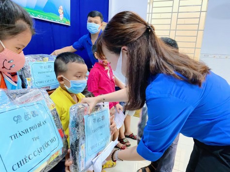 Thành đoàn Dĩ An tặng quà cho thiếu nhi khó khăn