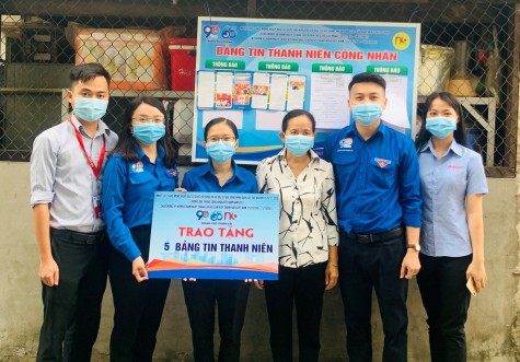 Trao tặng bảng tin thanh niên công nhân cho chi hội nhà trọ